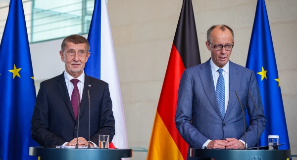 Německý spolkový kancléř Friedrich Merz a český premiér Andrej Babiš na společné tiskové konferenci, 10. března 2026.