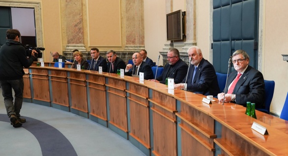 Zástupci vlády jednali ve Strakově akademii s krajskými hejtmany a pražským primátorem o opatřeních proti šíření koronaviru, 6. března 2020.