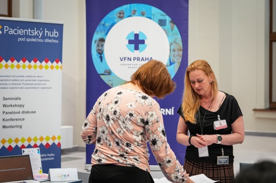 Mezi dobrovolnými dárci krve v rámci Dne zdraví ve Strakově akademii byla i vedoucí Úřadu vlády Tünde Bartha, 12. března 2026.