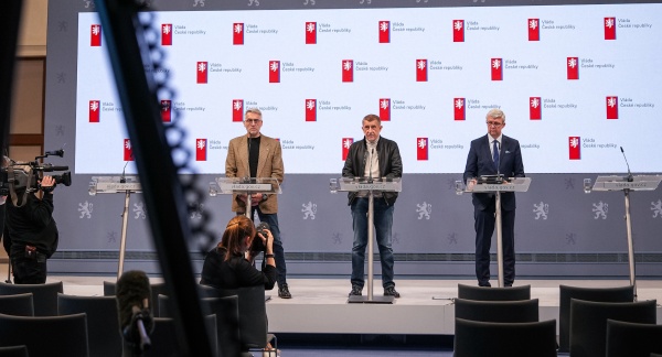 Premiér A. Babiš, 1. vicepremiér a ministr průmyslu K. Havlíček a ministr vnitra L. Metnar na tiskové konferenci po jednání BRS, 20. března 2026.