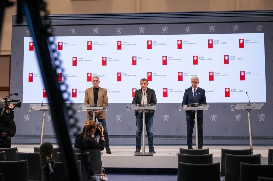 Premiér A. Babiš, 1. vicepremiér a ministr průmyslu K. Havlíček a ministr vnitra L. Metnar na tiskové konferenci po jednání BRS, 20. března 2026.