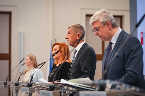Premiér Andrej Babiš, vicepremiérka Alena Schillerová a 1. vicepremiér Karel Havlíček na tiskové konferenci po schůzi vlády, 13. dubna 2026.