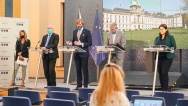 Premiér Andrej Babiš v diskusi s vicepremiérem Karlem Havlíčkem během videokonferenčního jednání vlády, 7. května 2020.