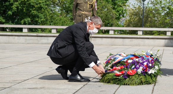 Premiér Andrej Babiš položením věnce k hrobu neznámého vojína na Vítkově uctil 75. výročí konce druhé světové války, 8. května 2020.