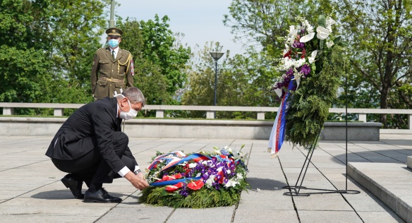 Premiér Andrej Babiš položením věnce k hrobu neznámého vojína na Vítkově uctil 75. výročí konce druhé světové války, 8. května 2020.