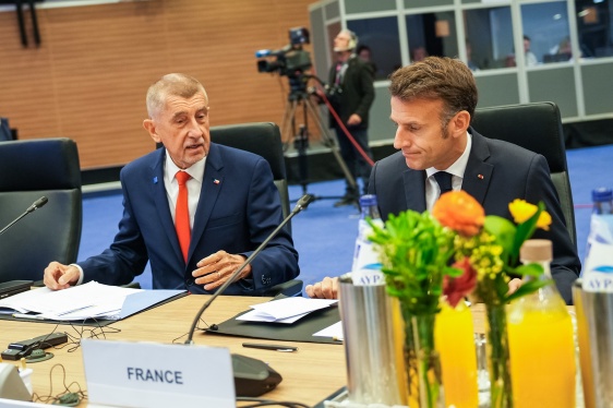 Premiér Andrej Babiš na tiskové konferenci okomentoval pro česká média průběh neformálního summitu Evropské rady, 24. dubna 2026.