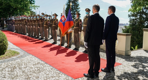 Český premiér Andrej Babiš a předseda vlády Slovenské republiky Igor Matovič oznámili opětovné otevření společných hranic obou států, 3. června 2020.