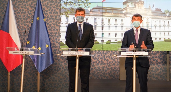 Premiér Andrej Babiš a ministr zahraničních věcí Tomáš Petříček oznamují rozvolnění opatření na státních hranicích, 5. června 2020.