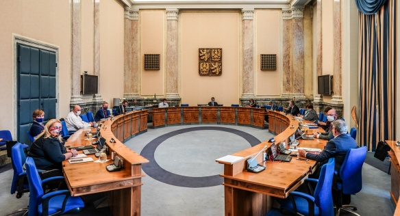 Do Parlamentu míří návrh zákona o náhradním výživném, vláda pomůže i obcím s rozbitými cestami od těžařů dřeva