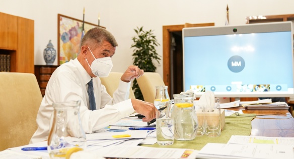 Premiér Andrej Babiš během videokonferenčního jednání vlády o kurzarbeitu, 25. září 2020.