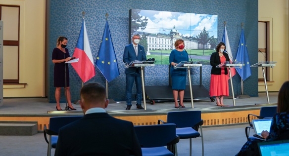 Premiér Andrej Babiš během videokonferenčního jednání vlády o kurzarbeitu, 25. září 2020.