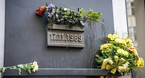 Pamětní deska na Národní třídě, která připomíná události 17. listopadu 1989.