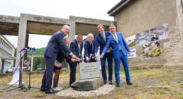 Premiér Babiš se zúčastnil slavnostního zahájení stavby Centrálního urgentního příjmu Fakultní Thomayerovy nemocnice
