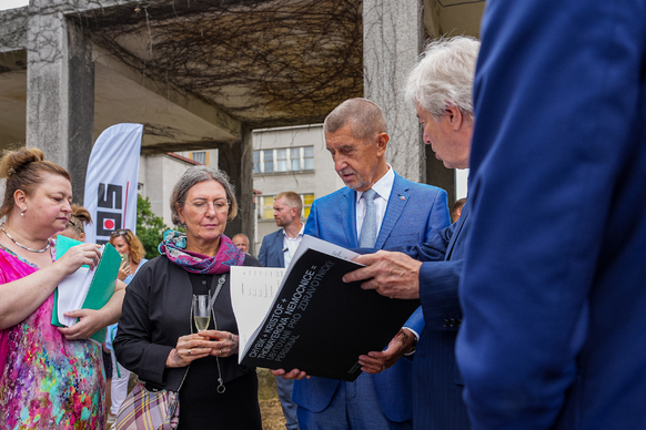 Premiér Babiš zahájil stavbu centrálního urgentního příjmu v pražské Thomayerově nemocnici 