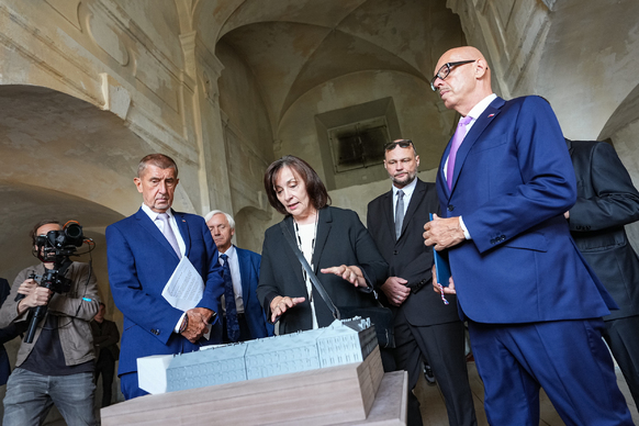 Generální ředitelka NPÚ Naděžda Goryczková představila premiéru Andreji Babišovi projekt rekonstrukce a dostavby Invalidovny, 26. srpna 2026.