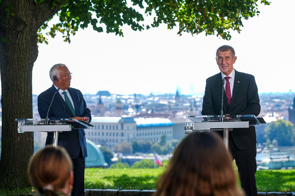 Premiér Andrej Babiš a předseda Evropské rady António Costa na tiskové konferenci po jednání v Kramářově vile, 27. srpna 2026.