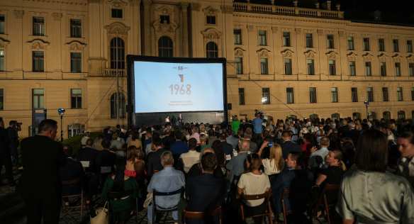 Na zahradě Strakovy akademie se uskutečnilo promítání filmu u příležitosti výročí srpnových událostí roku 1968, 21. srpna 2023.