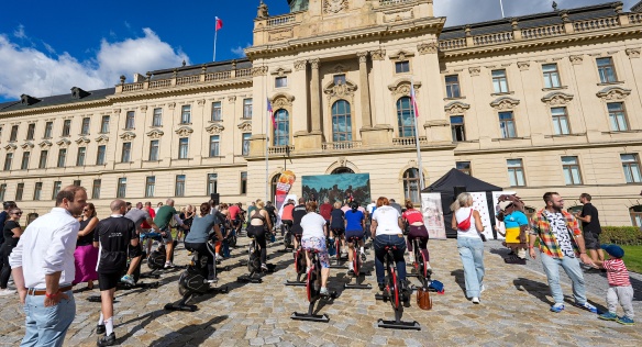 Jízda na spinningových kolech, jóga, běh, protahovací cvičení byly součástí aktivit sportovního programu, 5. září 2026.