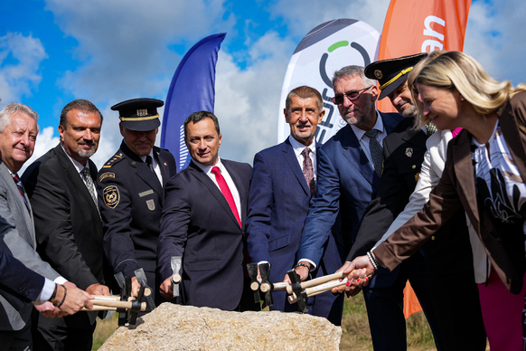Premiér Andrej Babiš a další hosté slavnostně poklepali na základní kámen nové budovy SOS 112 Karlovarského kraje, 24. září 2026.