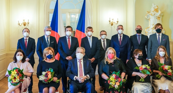 Společné foto členů vlády s prezidentem republiky Milošem Zemanem, 28. června 2021.