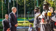 Premiér Fiala se v Abidžanu setkal se svým protějškem Robertem Beugré Mambé, 10. listopadu 2023.