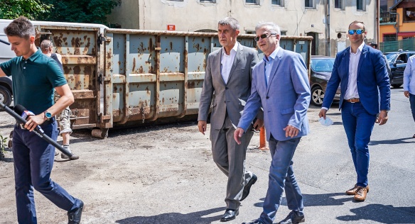 V doprovodu primátora Děčína Jiřího Anděla si premiér Babiš prohlédl poškozené ulice v místní části Bělá, 27. července 2021.