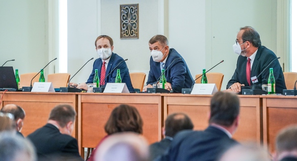 Premiér Andrej Babiš spolu s ministrem zahraničí Jakubem Kulhánkem na poradě s velvyslanci, 23. srpna 2021