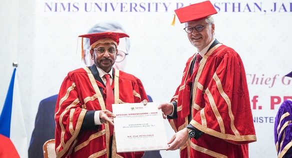 Ceremonie udělení čestného doktorátu premiérovi Petru Fialovi na univerzitě NIMS v indickém Džajpuru, 11. ledna 2024.