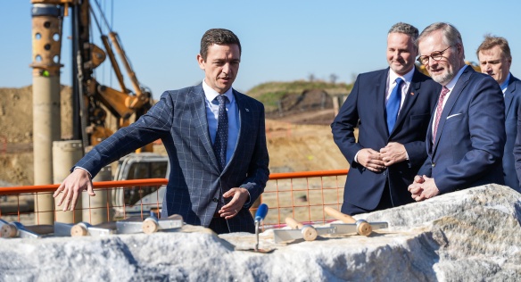 Premiér P. Fiala, ministr zdravotnictví V. Válek a jihomoravský hejtman J. Grolich během poklepání základního kamene Sanatoria Pálava, 4. března 2024.