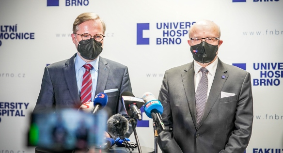 Premiér Petr Fiala s ministrem zdravotnictví Vlastimilem Válkem na tiskové konferenci, 10. ledna 2022.