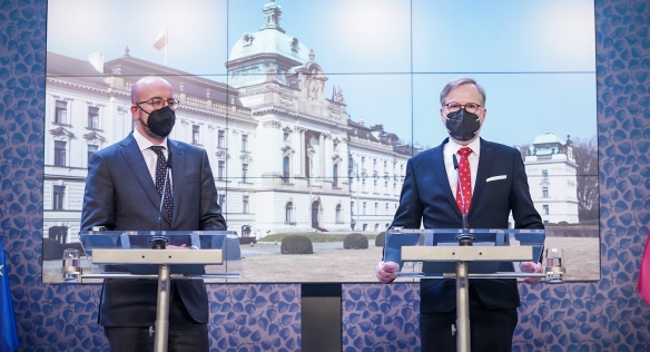 Premiér Petr Fiala s předsedou Evropské rady Charlesem Michelem na tiskové konferenci, 13. ledna 2022.