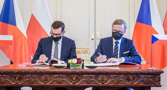 Petr Fiala and Mateusz Morawiecki signed an agreement concerning the Polish mine Turów, 3 February 2022.