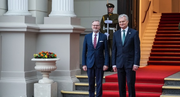 Před prezidentským palácem ve Vilniusu přivítal premiéra Petra Fialu litevský prezident Gitanas Nausėda, 2. dubna 2024.
