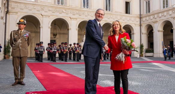 Italská premiérka Georgia Meloniová a český premiér Petr Fiala vykonávají přehlídku čestné stráže před společným jednáním v Římě, 13. května 2024.