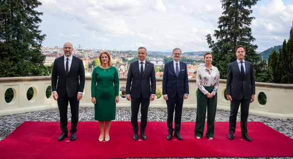 Společná fotografie lídrů šesti států, kteří se sešli v Kramářově vile nad otázkami další pomoci bránící se Ukrajině, 28. května 2024.
