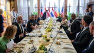 Společná fotografie lídrů šesti států, kteří se sešli v Kramářově vile nad otázkami další pomoci bránící se Ukrajině, 28. května 2024.