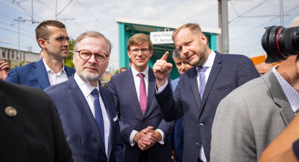 Premiér Petr Fiala a ministr dopravy Martin Kupka si prohlédli novou železniční zastávku Pardubice centrum, 31. května 2024.