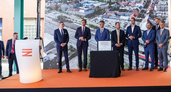 Premiér Petr Fiala a ministr dopravy Martin Kupka si prohlédli novou železniční zastávku Pardubice centrum, 31. května 2024.