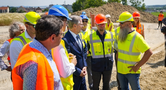 Zástupci stavební firmy v diskusi s premiérem P. Fialou, ministrem dopravy M. Kupkou a pardubickým hejtmanem M. Netolickým, 19. června 2024.
