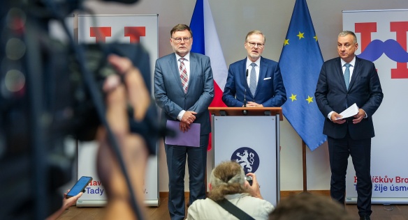 Premiér Petr Fiala, ministr průmyslu a obchodu Jozef Síkela a ministr financí Zbyněk Stanjura oznamují investici firmy onsemi, 19. června 2024.