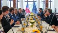 Společná fotografie premiéra Petra Fialy s nově zvolenými českými europoslanci po schůzce v Kramářově vile, 12. července 2024.