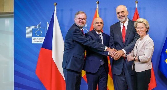Společná fotografie premiéra Fialy a předsedkyně EK von der Leyenové s premiéry Albánie Ramou a Severní Makedonie Kovačevskim, 19. července 2022.
