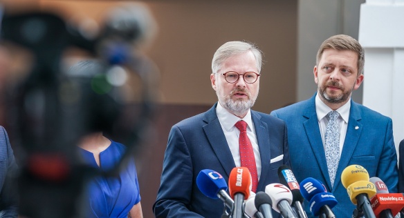 Na tiskové konferenci po jednání vlády vystoupili předsedové a předsedkyně všech pěti koaličních stran, 20. července 2022.