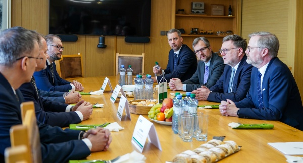 Premiér Petr Fiala a ministr financí Zbyněk Stanjura na jednání s vedením společnosti OKD, 31. března 2025.