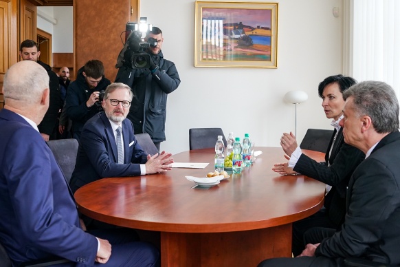 Premiér Petr Fiala a ministr spravedlnosti Pavel Blažek na brífinku k uvedení Lenky Bradáčové do funkce nejvyšší státní zástupkyně, 1. dubna 2025.