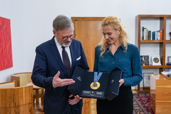 Tenistka Kateřina Siniaková premiéru Petrovi Fialovi ukázala zlatou olympijskou medaili ze smíšené čtyřhry v Paříži, 10. prosince 2024.