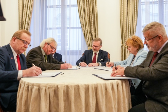 Premiér Petr Fiala podepisuje se zástupci odborů Kolektivní dohodu vyššího stupně na rok 2025, 11. prosince 2024.