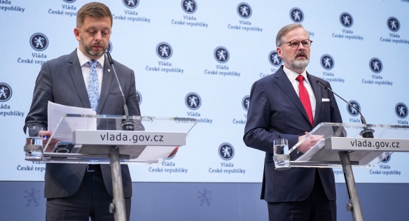 Premiér Petr Fiala a 1. vicepremiér a ministr vnitra Vít Rakušan na tiskové konferenci, 5. února 2025.