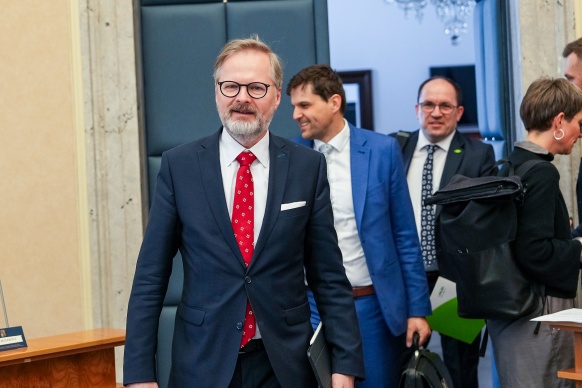 Premiér Petr Fiala a první místopředseda vlády a ministr vnitra Vít Rakušan na tiskové konferenci po jednání vlády, 2. dubna 2025.