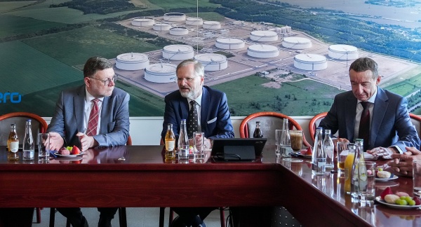 Prime Minister Petr Fiala and Finance Minister Zbyněk Stanjura negotiate with the management of MERO, 17 April 2025.